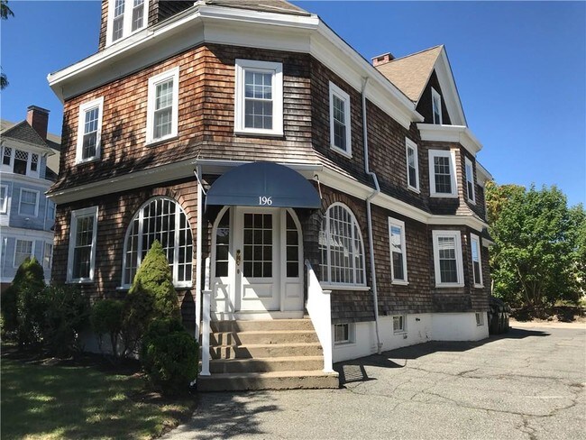 Building Photo - 130 Waterman St
