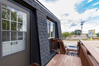 Building Photo - 810 E 18th St