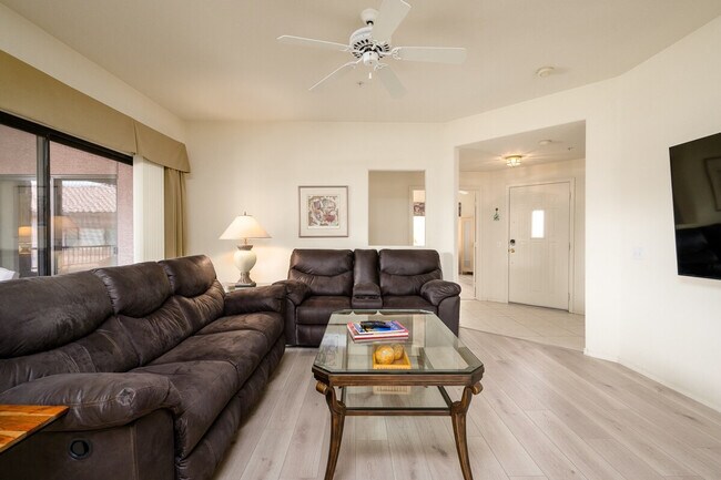 Foto del edificio - 9455 E Raintree Dr