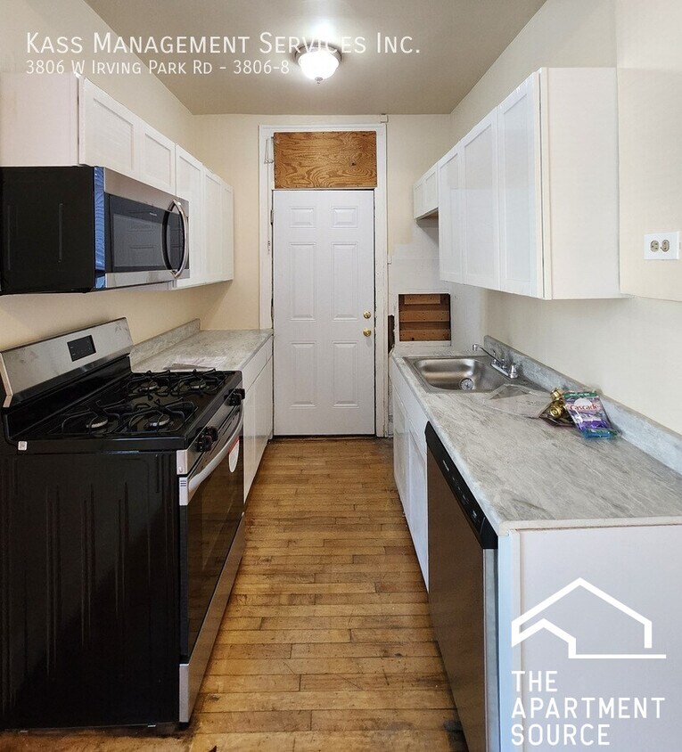 Foto principal - 3806 W Irving Park Rd
