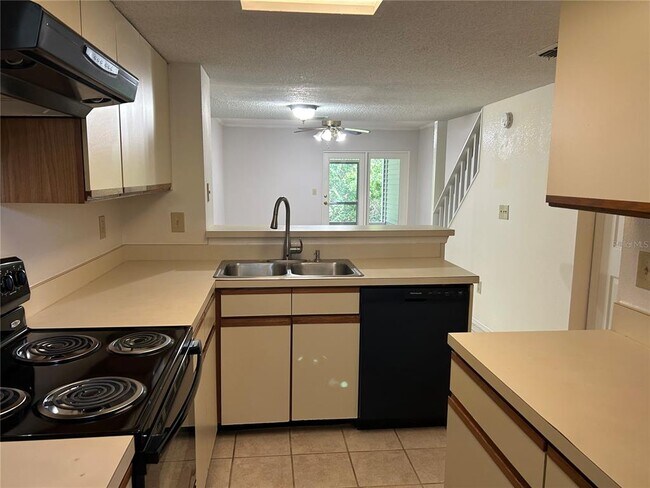 Foto del edificio - 2143 Fox Chase Blvd