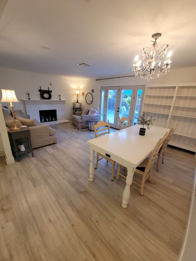 Building Photo - SMALL COZY 4BD/2BA HOME WITH POOL/ *UTILIT...