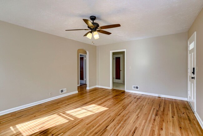 Foto del edificio - Charming 2 Bedroom With Spacious Living In Benson!!
