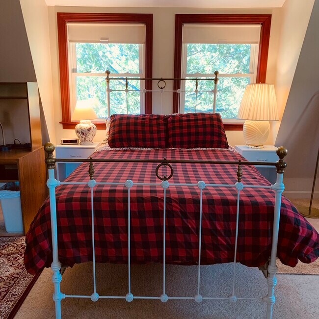 Comfortable Double Bed - 66 Magog Rd