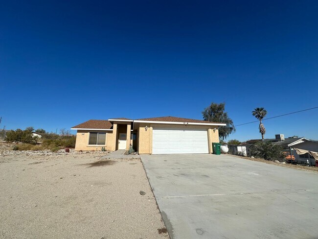 Foto del edificio - 4 bedroom home close to Joshua Tree National Park!