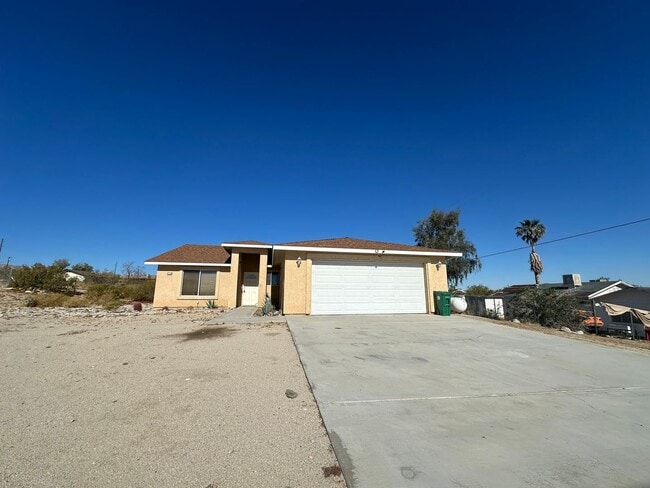 Building Photo - 4 bedrooms close to Joshua Tree National P...