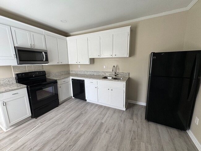Building Photo - MOVE-IN READY!