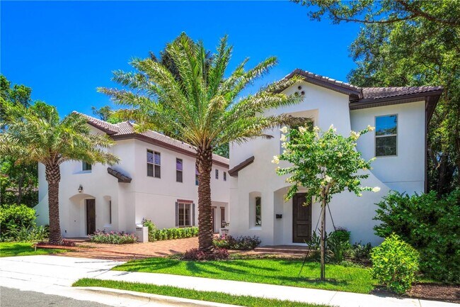 Foto del edificio - Santa Barbara-style Duplex