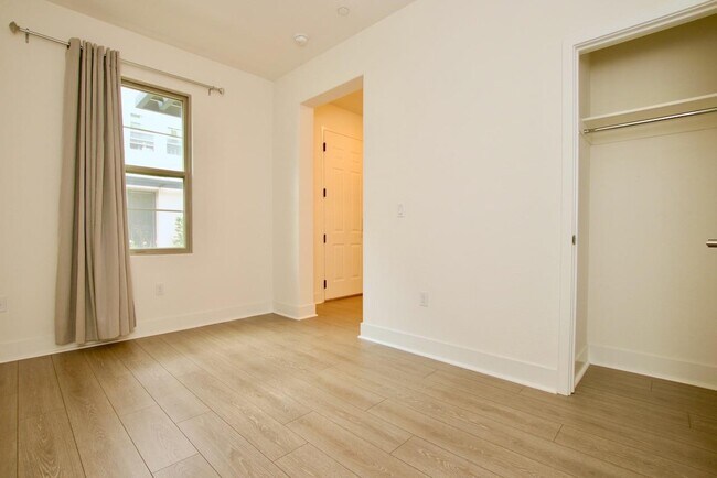 Building Photo - 1082 Goldenstar Pl