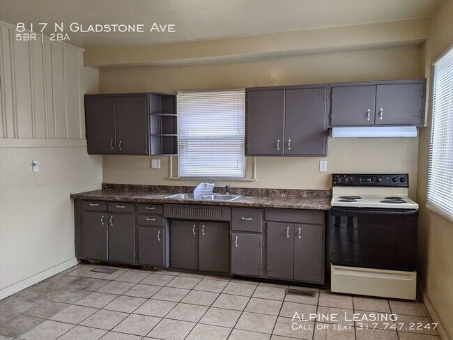 Building Photo - Near Eastside 5BR/2BA House w/Garage!