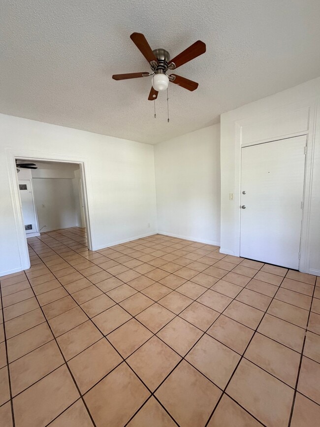 Foto del edificio - 869 Lincoln Ave