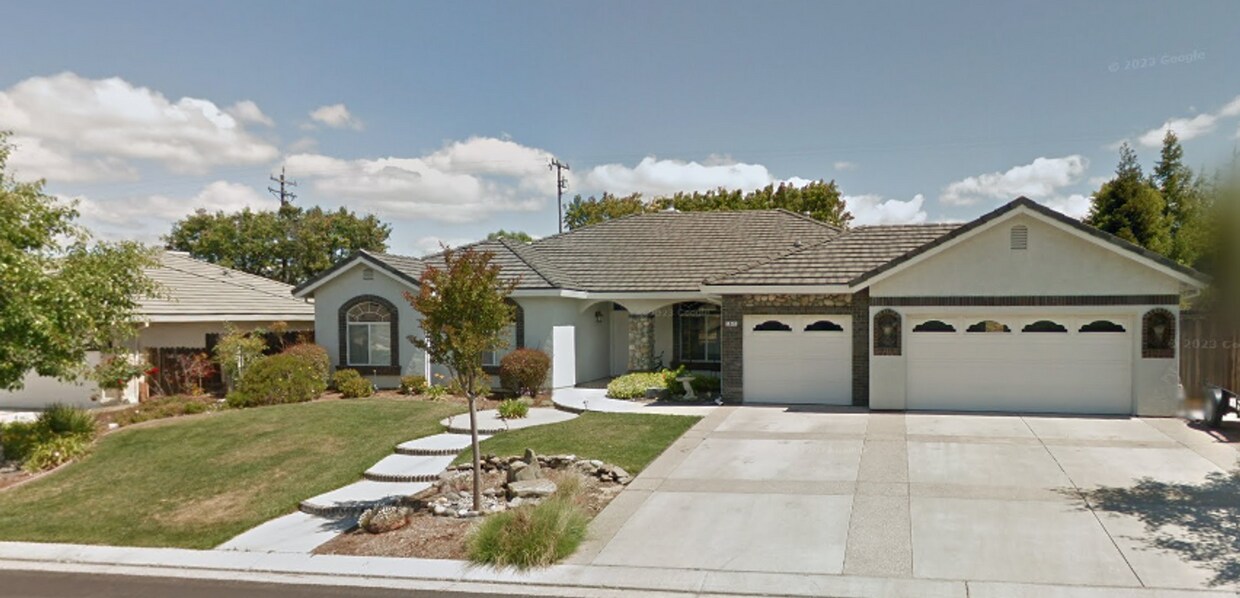 Foto principal - 4 Bedroom 2.5 Bath Single Family Home