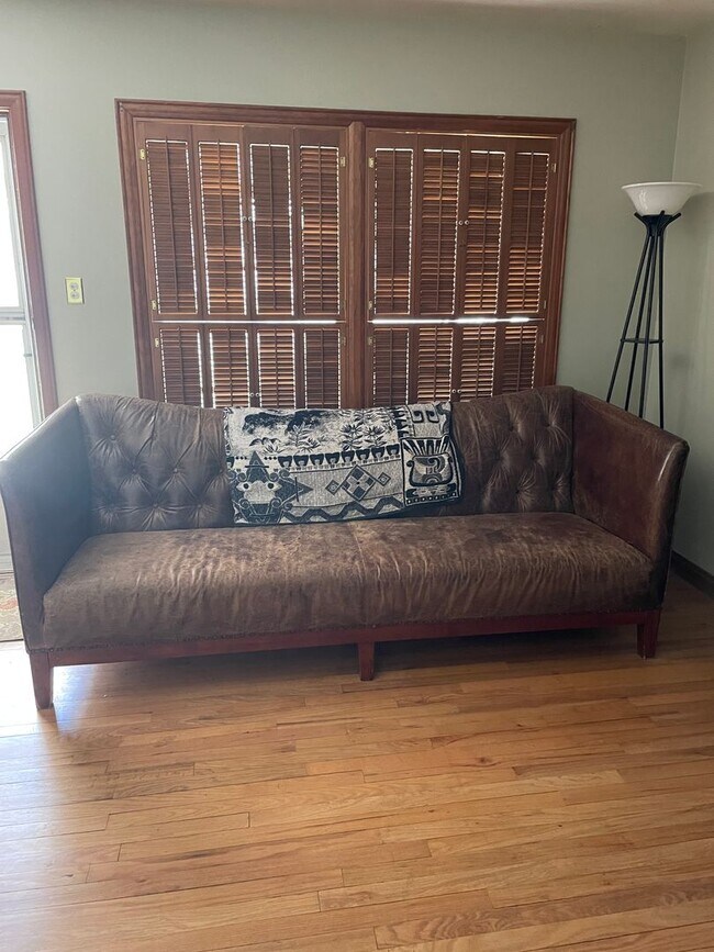 Building Photo - Beautiful fully furnished home with many g...
