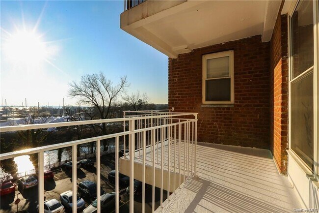 Building Photo - 730 Pelham Rd