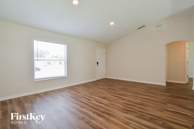 Building Photo - 2015 Needle Palm Dr
