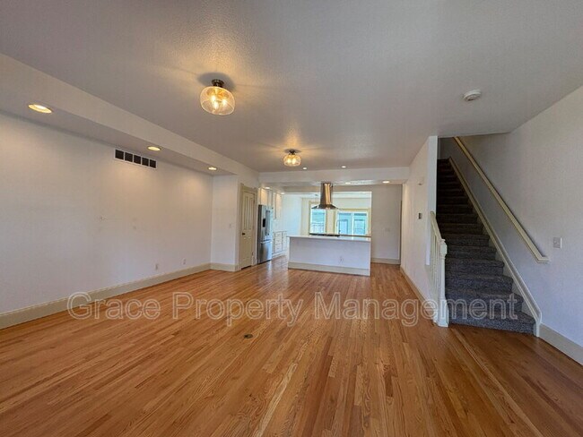 Building Photo - 352 Galapago St