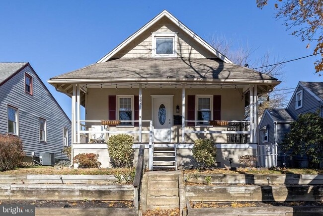 Building Photo - 1305 Sylvan Dr