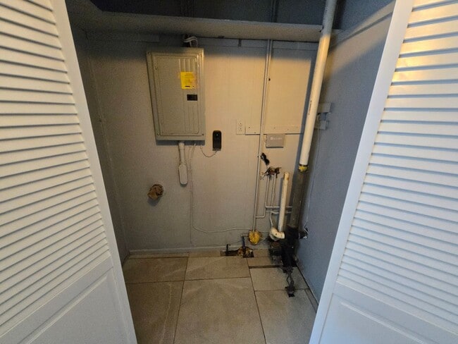 Building Photo - 4 Bd 1.5 Bath Single Family House in Hyde ...