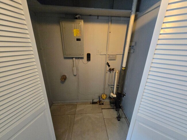 Foto del edificio - 4 Bd 1.5 Bath Single Family House in Hyde Park Available 12/1