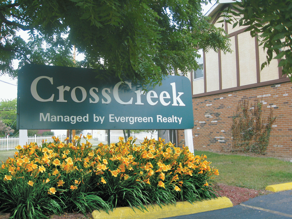 Foto principal - Crosscreek Apartments and Townhomes