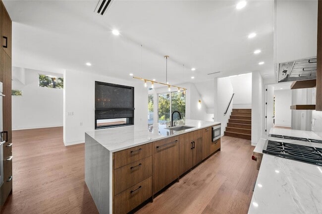 Building Photo - 2904 Westhill Dr