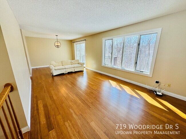 Foto del edificio - 719 Woodridge Dr S