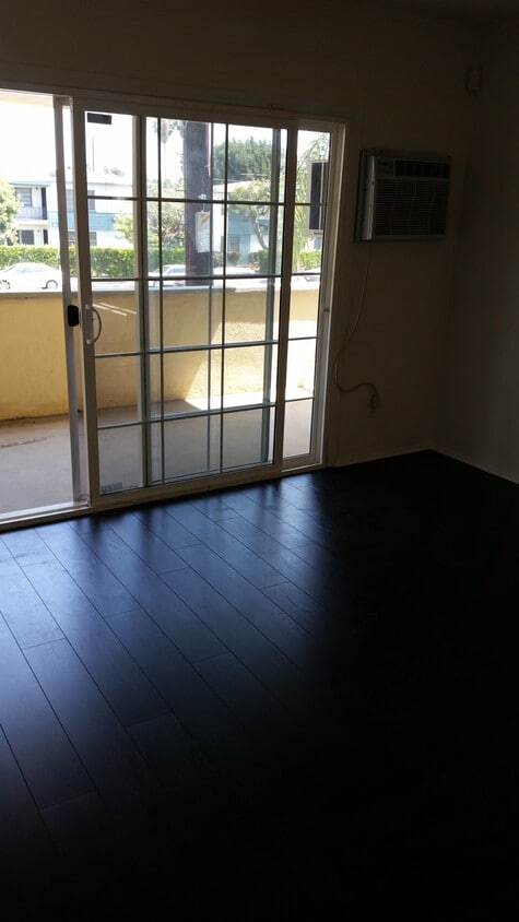 Living room left, to private balcony - 11009 Venice Blvd