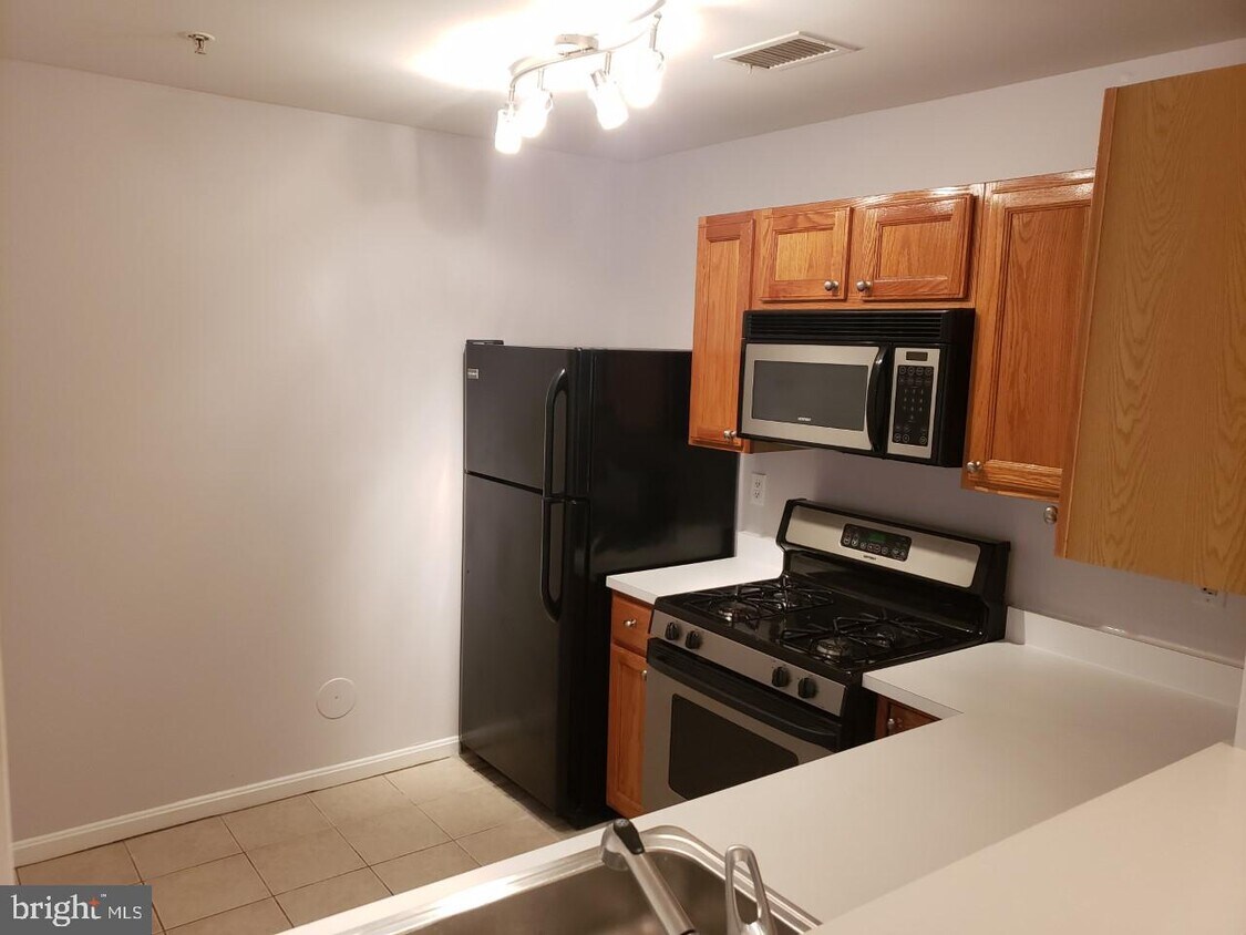13201 Astoria Hill Ct Unit O, Germantown, MD 20874 Room for Rent in