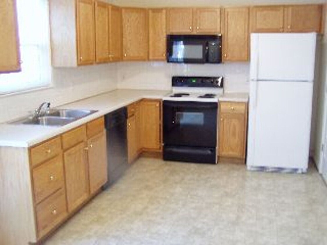 Building Photo - 2 Bedroom Townhouse in Village at Greenview