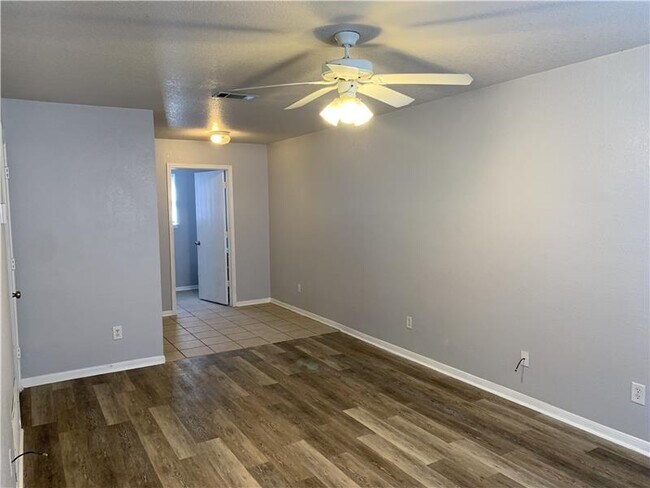 Foto del edificio - 2807 Cantabrian Dr