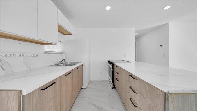 Building Photo - 4285 SW 48th Ct
