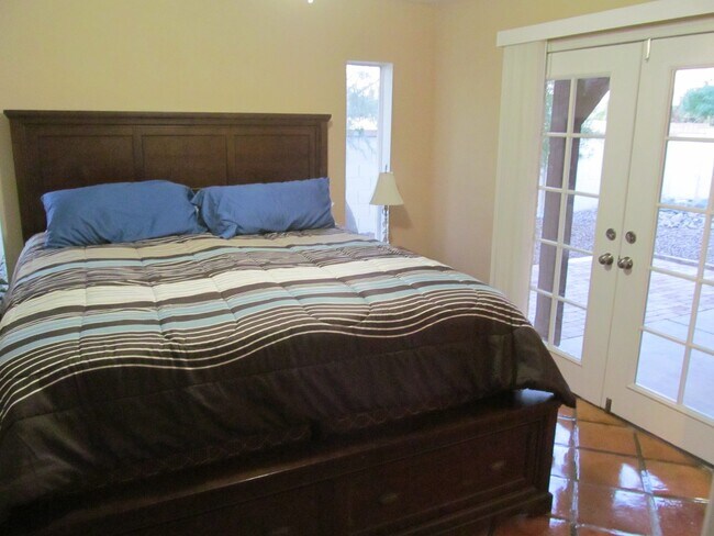 Building Photo - 2BR/2BA HOME W/ 2 CAR GARAGE AND COMMUNITY POOL