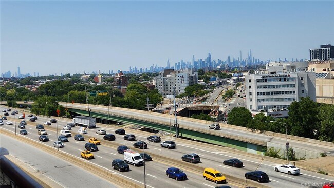 Foto del edificio - 92-29 Queens Blvd