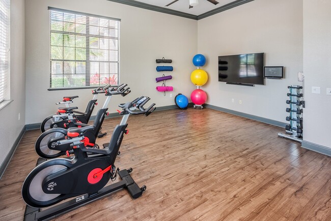 Sala de yoga/spinning - Delano at Cypress Creek