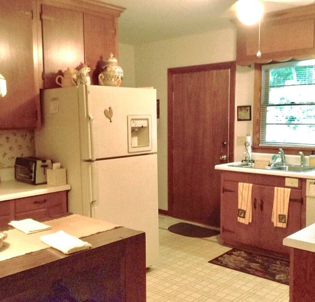 Kitchen - 525 S College St