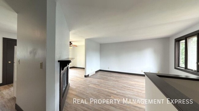 Foto del edificio - Amazing 3 Bedroom 2.5 Bath duplex with attached garage and fenced yard!