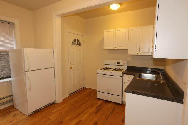Foto del edificio - 3727 N Pine Grove Ave