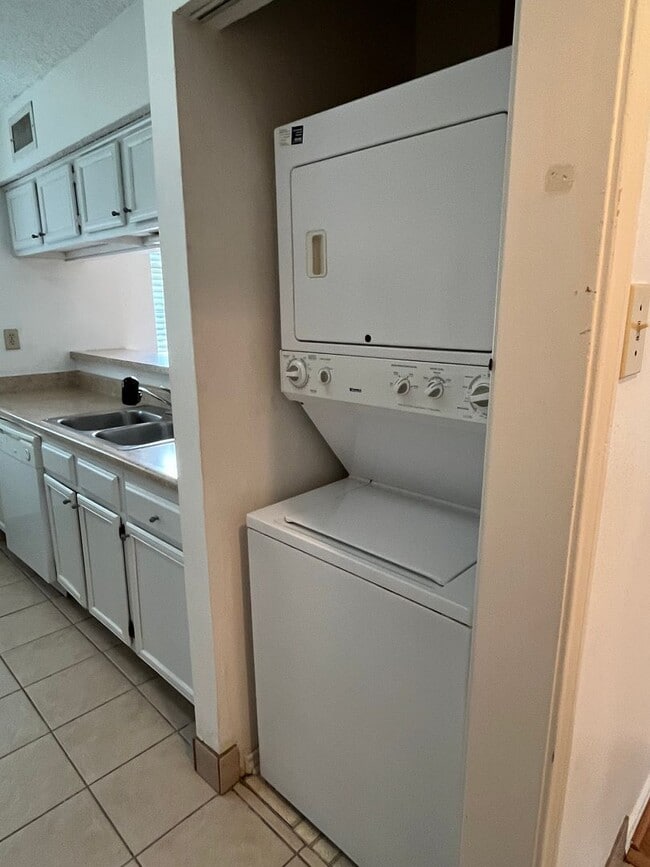 Foto del edificio - Quiet 1-Bed Condo, New Bedroom Floor, Balc...