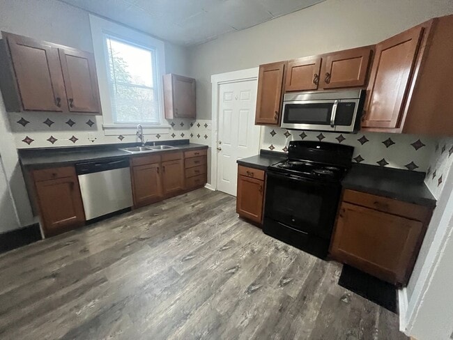 Building Photo - 117 E Dewald St
