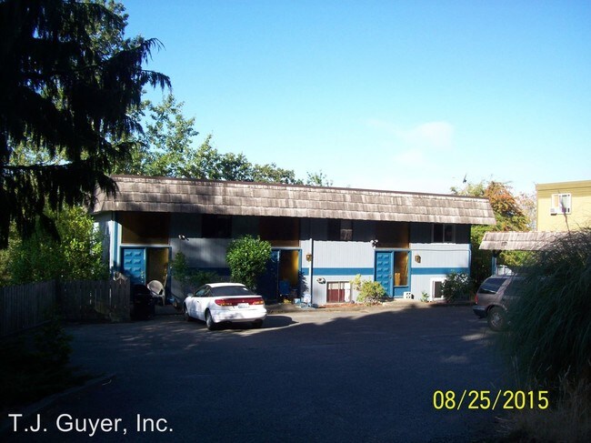 Building Photo - 667 SE Dobson Ct