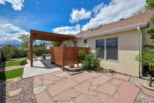 Building Photo - Pikes Peak Mountain View in Briargate! D20