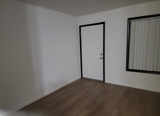 Building Photo - *!*!* Ground Floor Pet Friendly 1 Bedroom ...