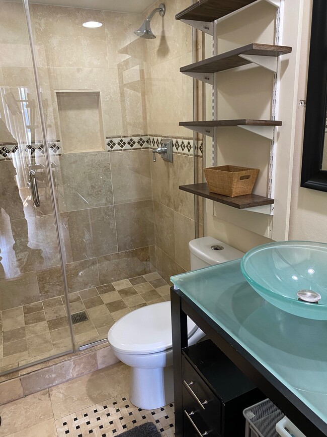 Master bath - 651 W Sheridan Rd
