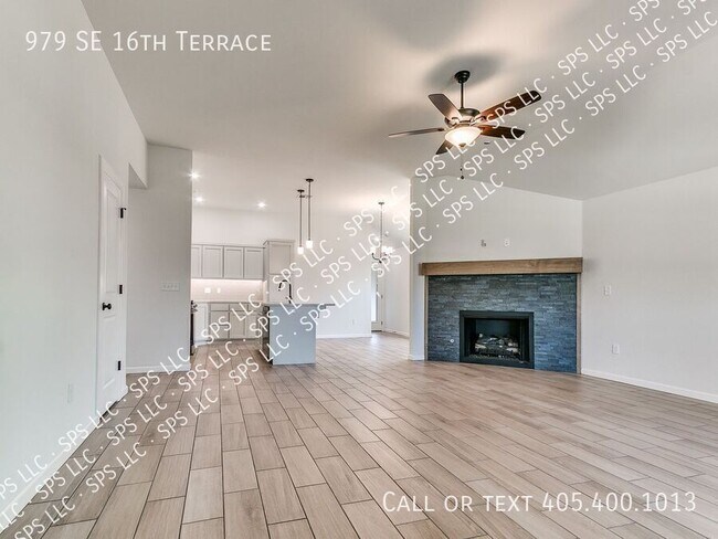 Building Photo - 979 SE 16th Terrace