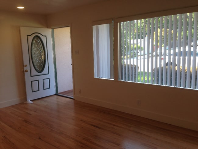 Building Photo - 298 Ramona Dr