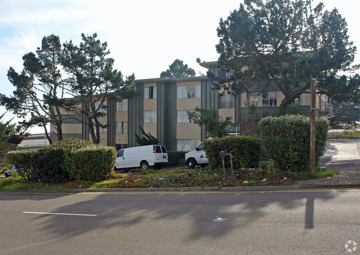 Building Photo - 533 Clarinada Ave
