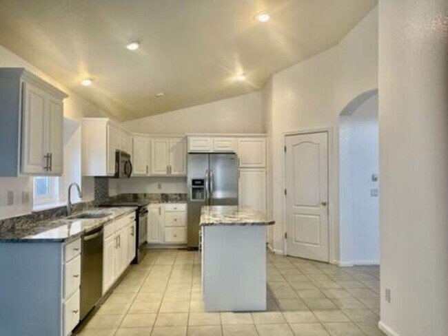 Building Photo - Six Bedroom Deluxe Ranch Style home with w...