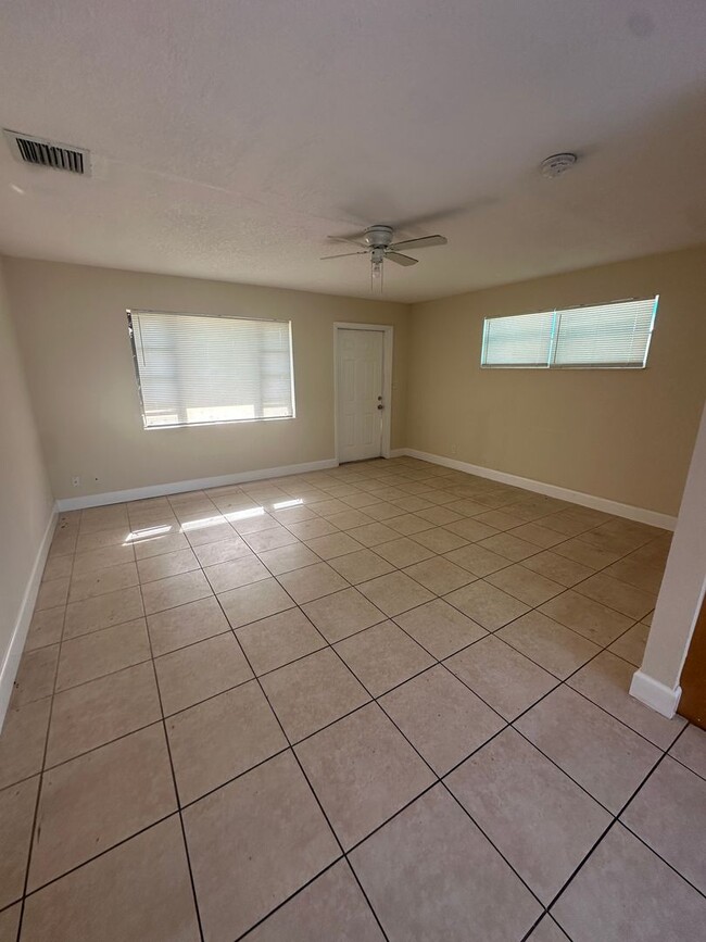 Photo - Nice 3/2 with big backyard House