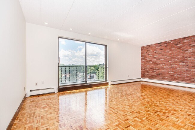 Foto del edificio - COOLIDGE CORNER PENTHOUSE WITH GARAGE PARK...