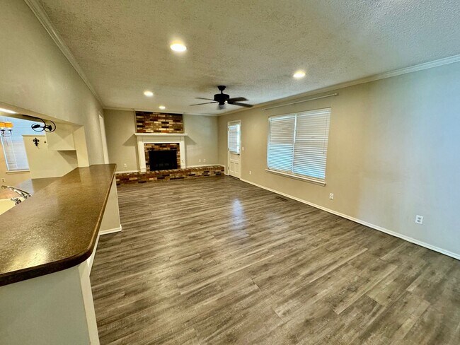 Foto del edificio - 3 bed 2 bath house with garage